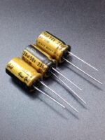 Condensador radial 220uf 50v